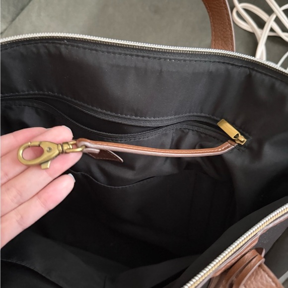 Fossil Women’s Leather Tote With The Signature Key Charm - Picture 3 of 7